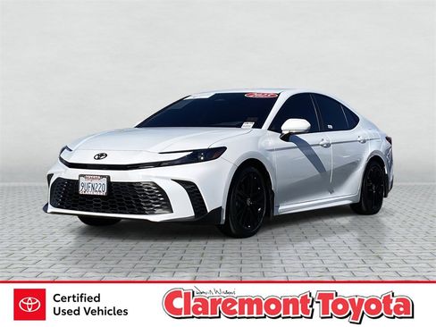 Certified 2025 Toyota Camry SE image 1