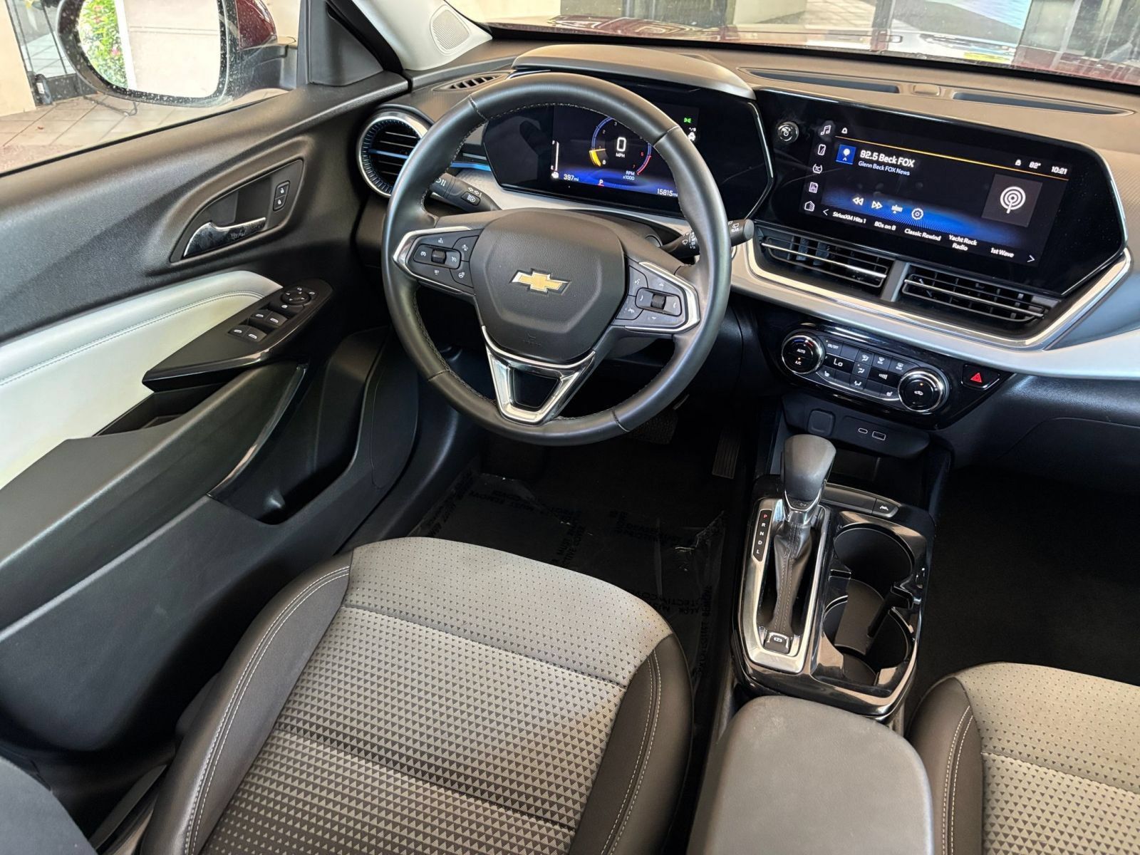 Used 2025 Chevrolet Trax LT w/ LT Convenience Package FWD image 28