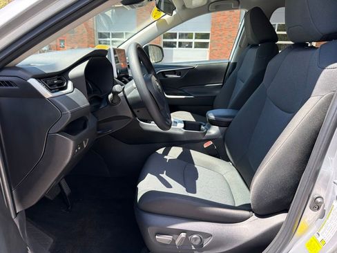 Used 2025 Toyota RAV4 XLE AWD/4WD image 15