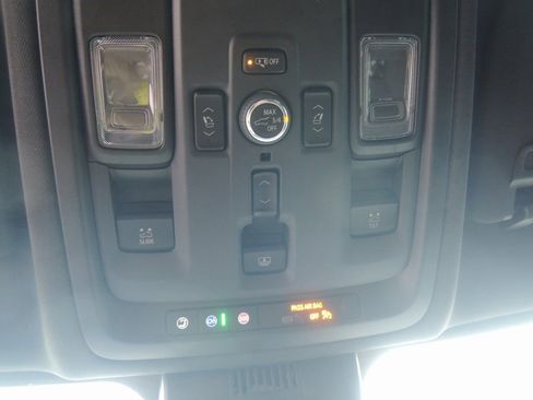 Used 2025 Chevrolet Suburban High Country AWD/4WD image 28