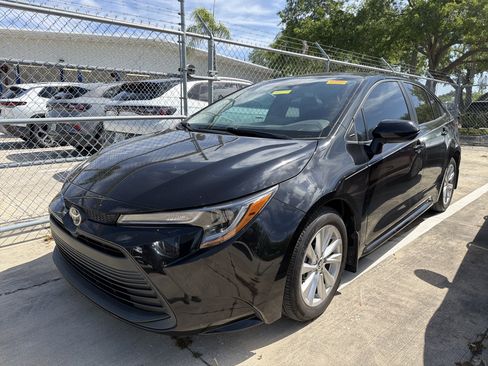 Used 2023 Toyota Corolla LE w/ LE Convenience Package image 3