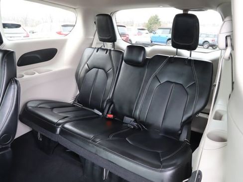 Used 2024 Chrysler Pacifica Touring-L image 17