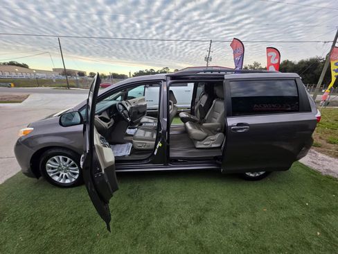 Used 2015 Toyota Sienna XLE image 8