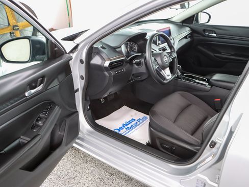 Used 2024 Nissan Altima 2.5 SV FWD image 3