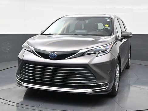 Used 2024 Toyota Sienna Platinum image 8