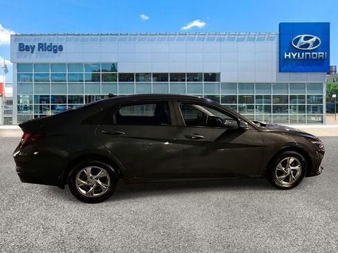 Used 2023 Hyundai Elantra SE image 2