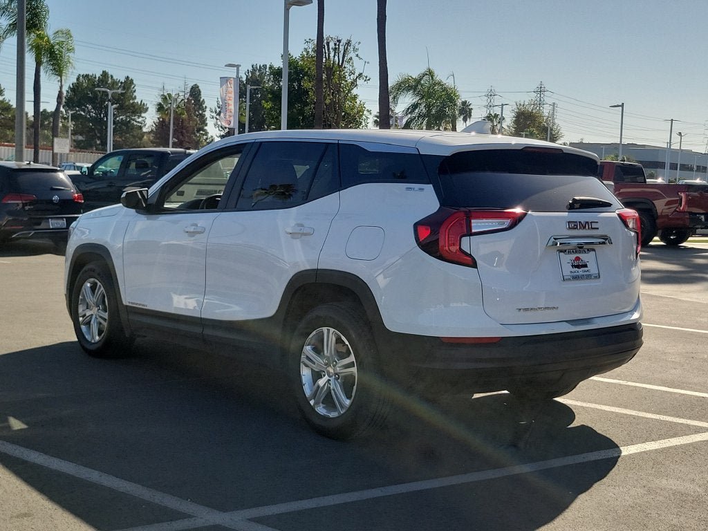 Used 2024 GMC Terrain SLE FWD image 3