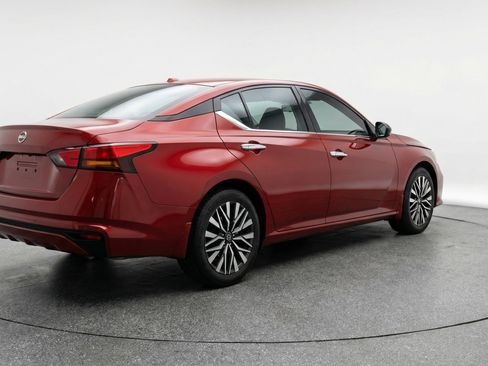 Used 2025 Nissan Altima 2.5 SV image 9