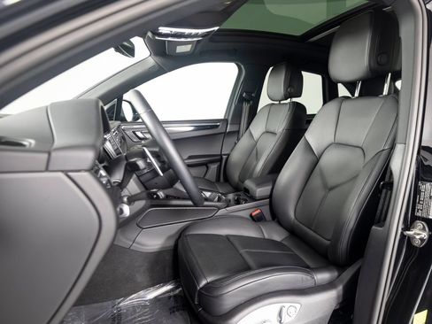 Certified 2026 Porsche Macan AWD/4WD image 5