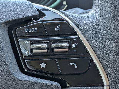 Used 2024 Kia Niro LX image 24