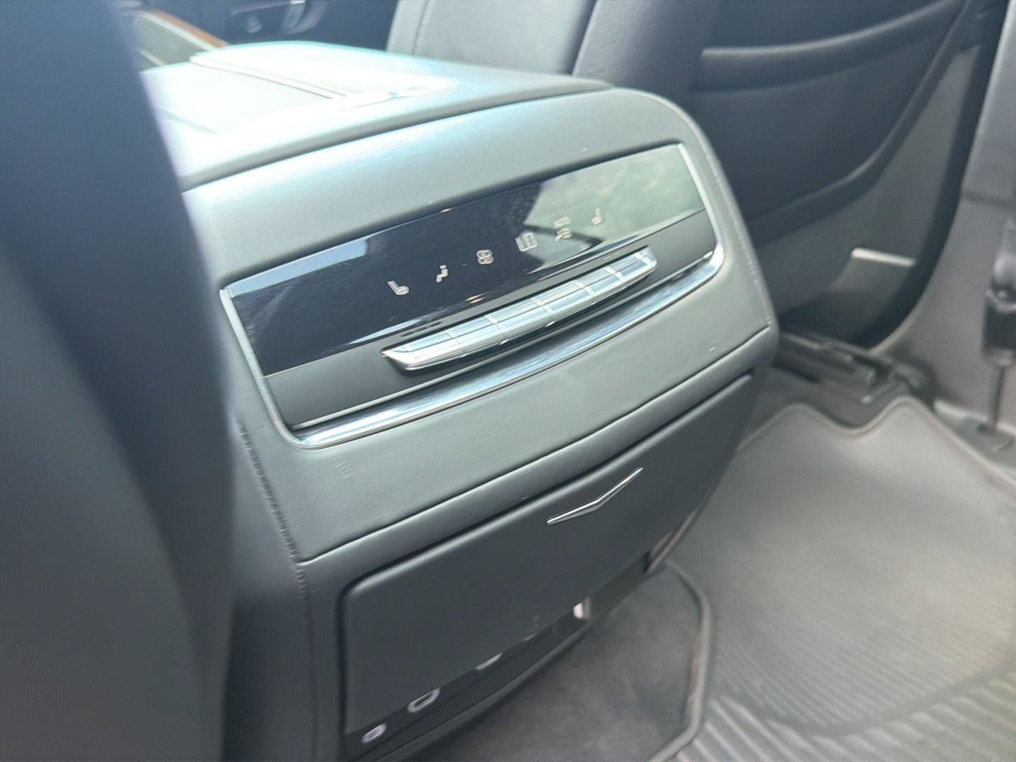 Used 2021 Cadillac Escalade Premium Luxury Platinum RWD image 13