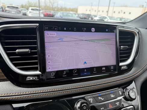 Used 2023 Chrysler Pacifica Pinnacle FWD image 10