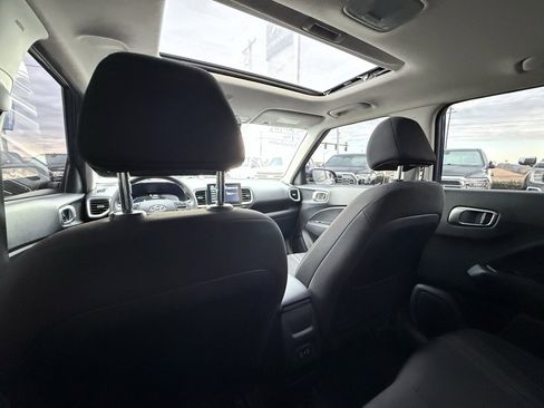 Used 2024 Hyundai Venue SEL image 27