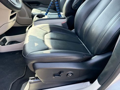 Used 2024 Chrysler Pacifica Touring-L FWD image 11