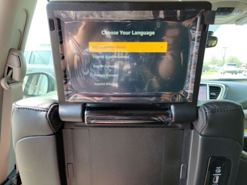 New 2022 Chrysler Pacifica Touring-L w/ Uconnect Theater Family Group image 17