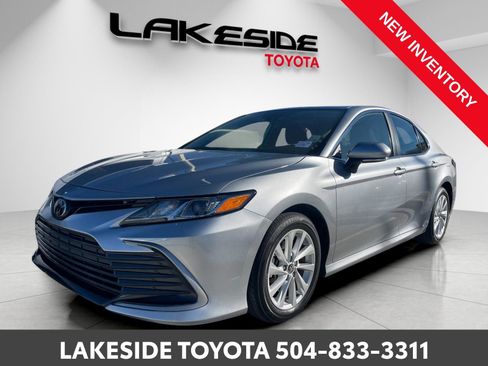 Used 2024 Toyota Camry LE image 3