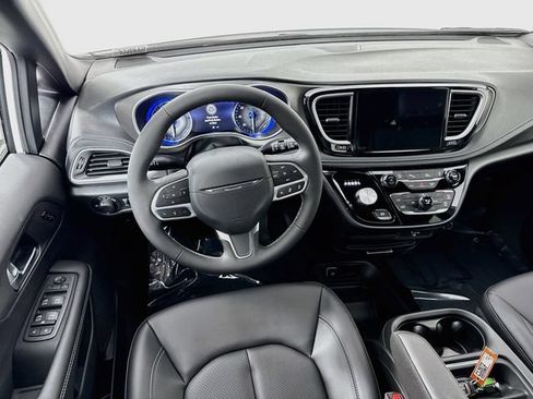 New 2027 Chrysler Pacifica Select FWD image 21