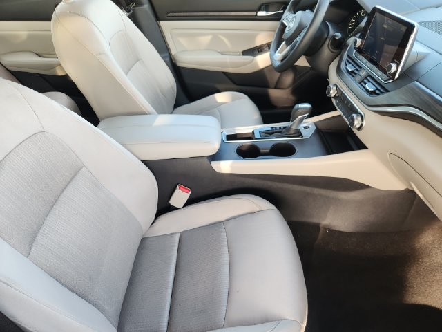 Used 2025 Nissan Altima 2.5 SV FWD image 13