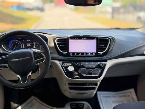 Used 2021 Chrysler Pacifica Touring FWD image 22