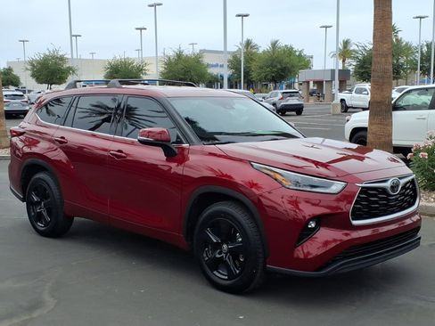 Used 2021 Toyota Highlander LE FWD image 8