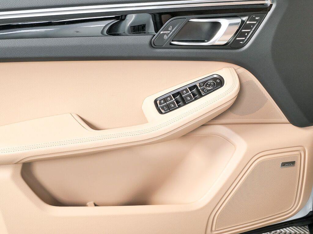 Certified 2026 Porsche Macan AWD/4WD image 6