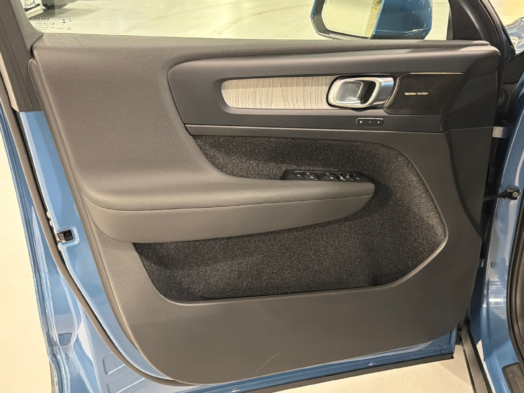 Certified 2024 Volvo XC40 B5 Plus w/ Protection Package Premier AWD/4WD image 9