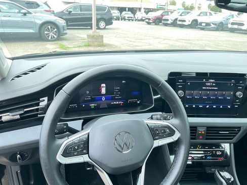 Used 2025 Volkswagen Jetta SE image 34