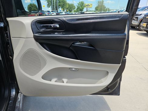 Used 2016 Chrysler Town & Country Touring FWD image 29