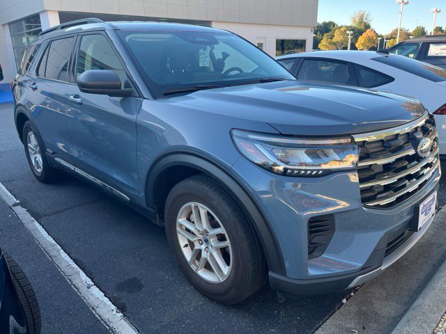 Used 2025 Ford Explorer Active RWD image 2