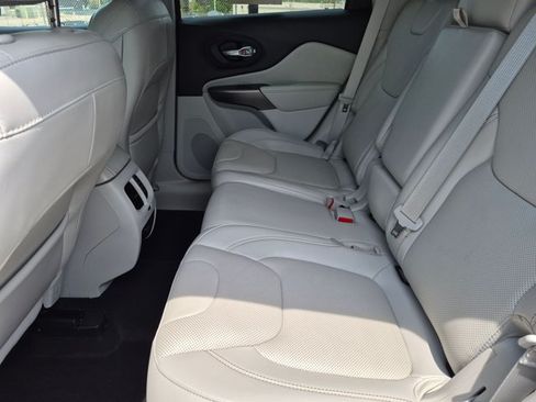 Used 2019 Jeep Cherokee Overland w/ Technology Group AWD/4WD image 18