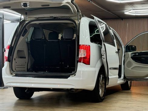 Used 2015 Chrysler Town & Country Touring w/ Driver Convenience Group FWD image 7