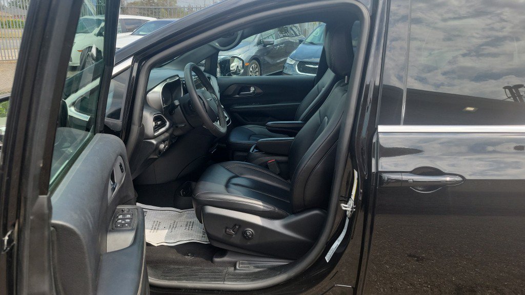 Used 2025 Chrysler Pacifica Select FWD image 16