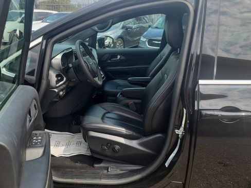 Used 2025 Chrysler Pacifica Select FWD image 16