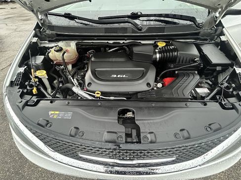 Used 2017 Chrysler Pacifica LX FWD image 14