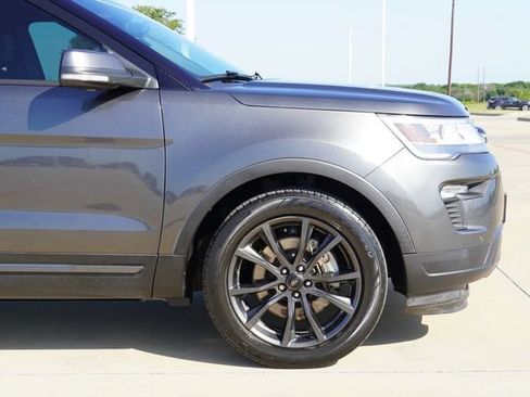 Used 2018 Ford Explorer XLT w/ Equipment Group 202A FWD image 5