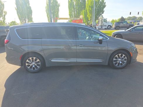 Used 2023 Chrysler Pacifica Pinnacle FWD image 6