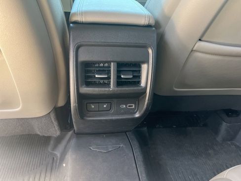 Used 2023 Cadillac XT4 Luxury w/ LPO, Onyx Lite Package AWD/4WD image 17