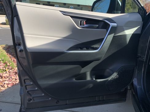 Used 2022 Toyota RAV4 XLE Premium image 14