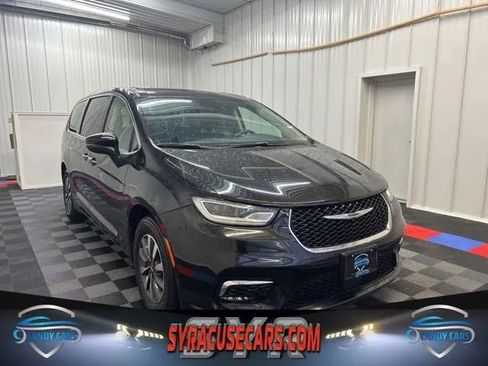 Used 2023 Chrysler Pacifica Touring-L FWD image 1