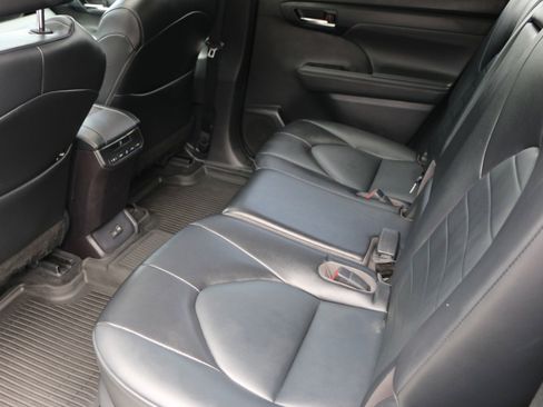 Used 2022 Toyota Highlander XLE AWD/4WD image 30
