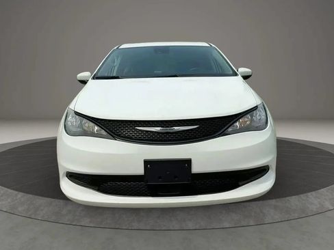 Used 2023 Chrysler Voyager LX FWD image 2