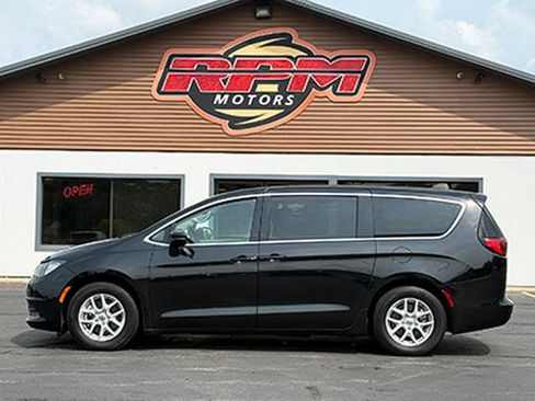 Used 2023 Chrysler Voyager LX FWD image 5