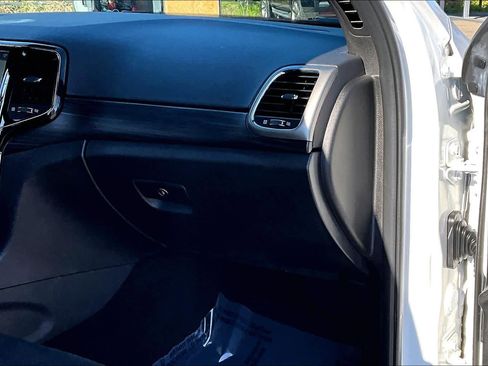 Used 2021 Jeep Grand Cherokee Laredo X image 18