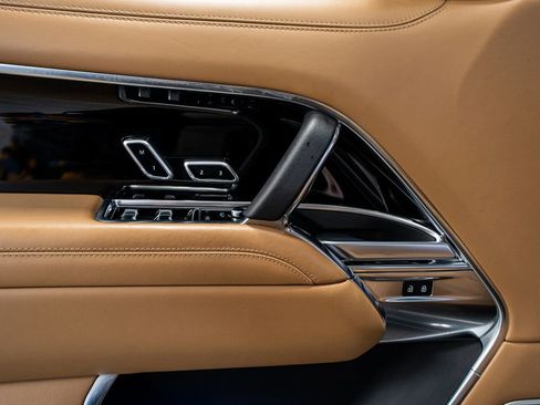 Used 2024 Land Rover Range Rover Long Wheelbase Autobiography image 31