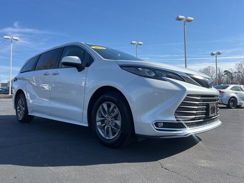 Used 2024 Toyota Sienna XLE image 3