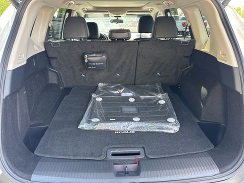 Used 2023 Nissan Rogue SV w/ SV Premium B Package FWD image 12