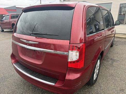 Used 2015 Chrysler Town & Country Touring image 5