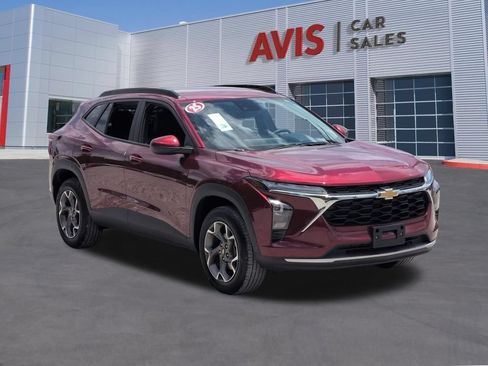 Used 2025 Chevrolet Trax LT w/ LT Convenience Package FWD image 3