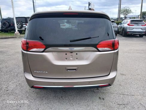 Used 2018 Chrysler Pacifica Touring Plus w/ Tire & Wheel Group FWD image 5