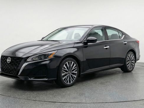 Used 2025 Nissan Altima 2.5 SV image 3